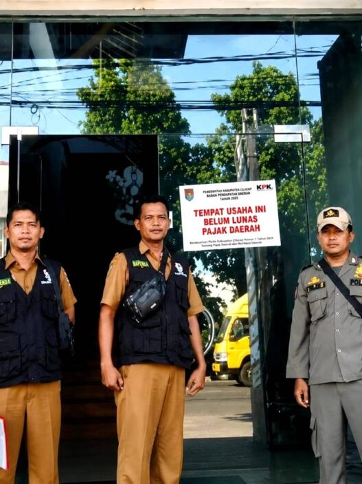 Wajib Pajak Dipasangi Stiker Nunggak Tiga Bulan