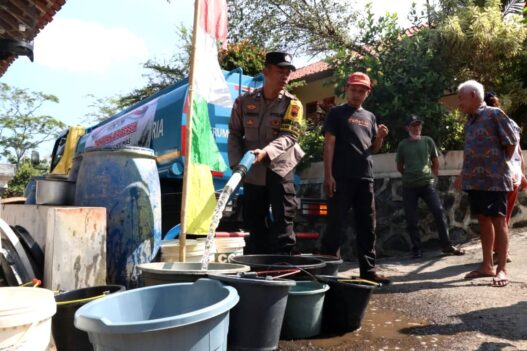 Warga Gumelar Krisis Air Selama Tiga Pekan