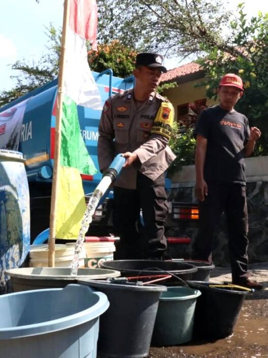 Warga Gumelar Krisis Air Selama Tiga Pekan
