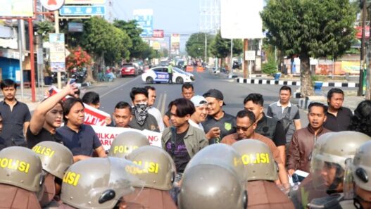250 Polisi Hadapi Aksi Unjuk Rasa Anarkis