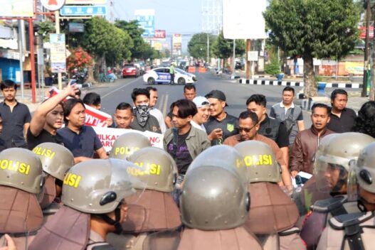 250 Polisi Hadapi Aksi Unjuk Rasa Anarkis