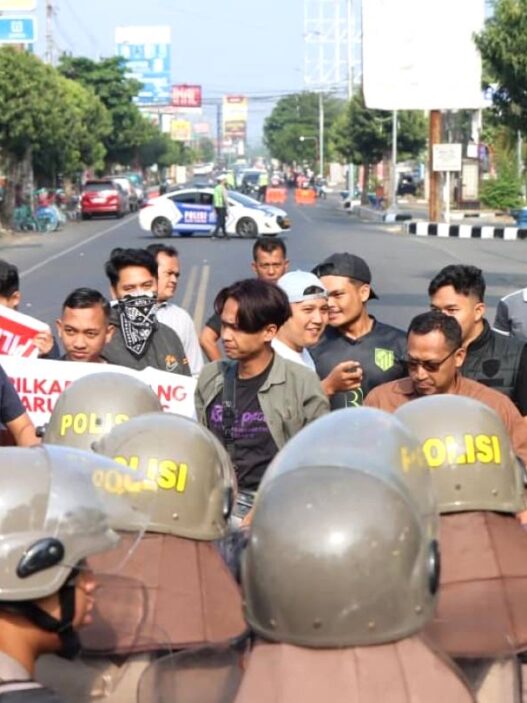 250 Polisi Hadapi Aksi Unjuk Rasa Anarkis