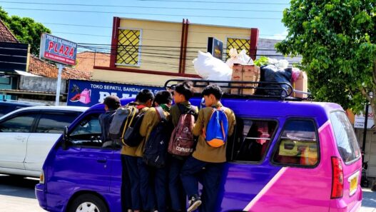 Angkudes Terganjal Pajak dan KIR