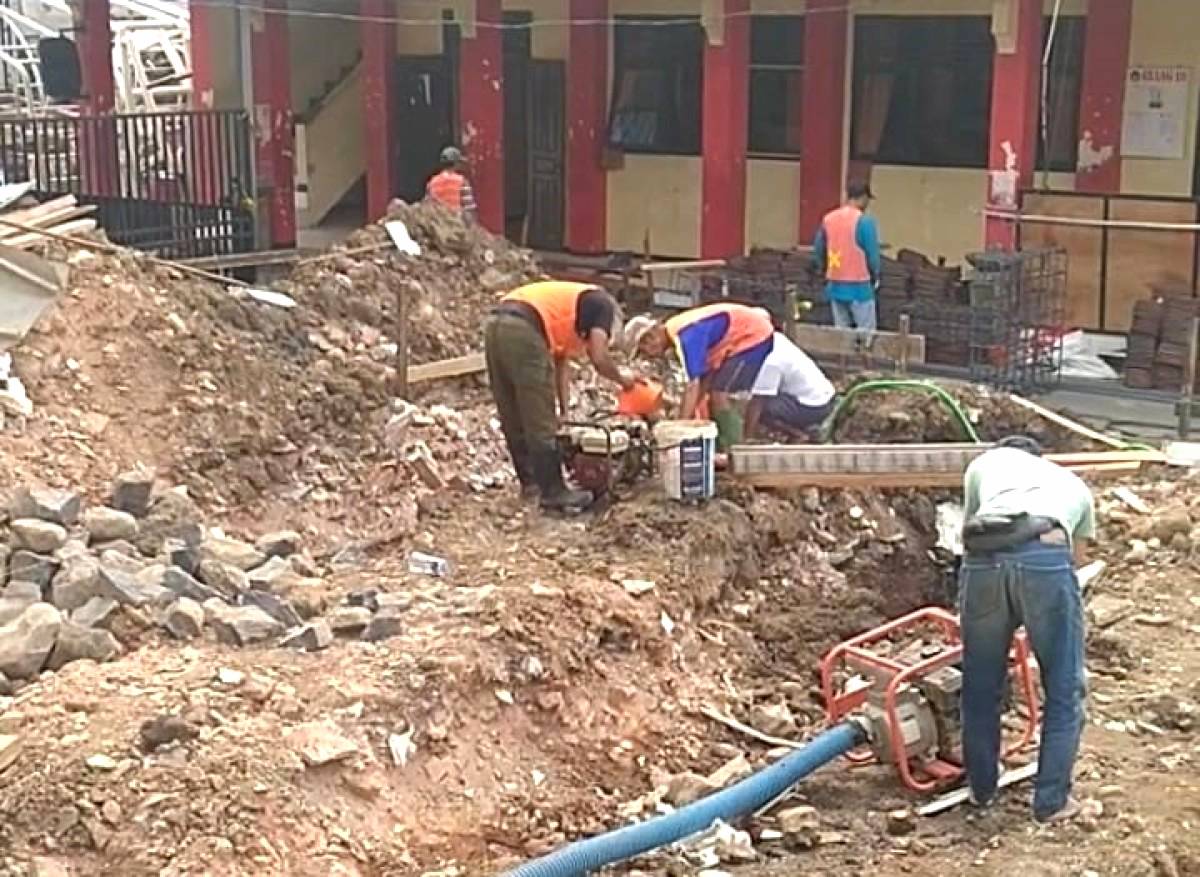 Atap Lab Ambrol, SMPN 8 Bangun Gedung Baru