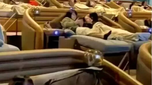 Bioskop Jadi Tempat Tidur Siang Pekerja