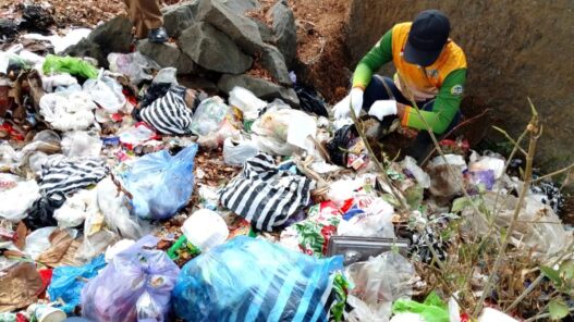Bungkus Paket Jadi Petunjuk Sampah Liar