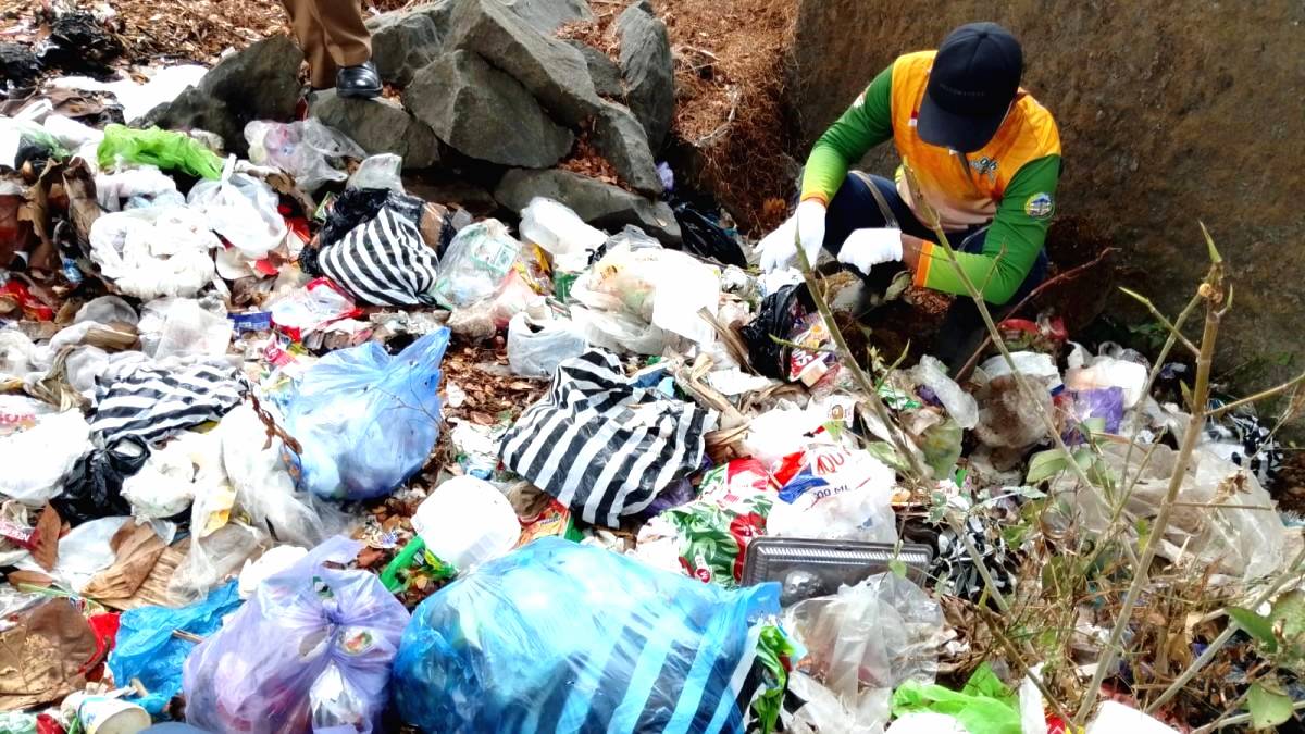 Bungkus Paket Jadi Petunjuk Sampah Liar