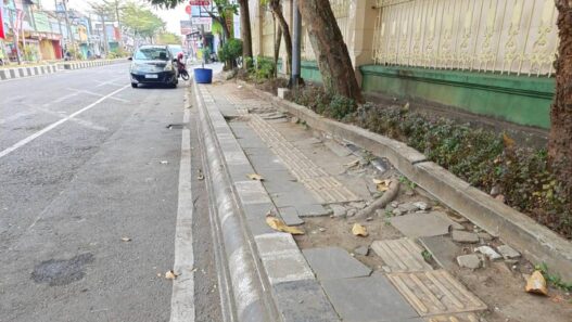 DPRD Desak Trotoar Dibenahi