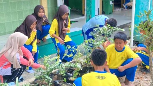 Elang ASTS, SMPN 2 Kesugihan Gelar Jalan Sehat dan Bersih Lingkungan