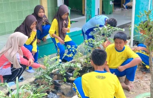 Elang ASTS, SMPN 2 Kesugihan Gelar Jalan Sehat dan Bersih Lingkungan
