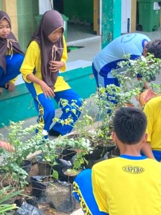 Elang ASTS, SMPN 2 Kesugihan Gelar Jalan Sehat dan Bersih Lingkungan
