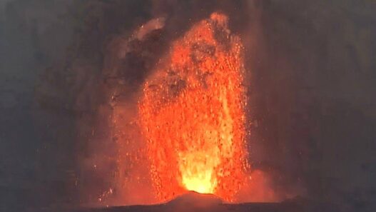 EMPAT GUNUNG API ERUPSI BERSAMAAN