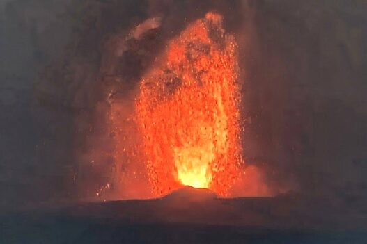 EMPAT GUNUNG API ERUPSI BERSAMAAN