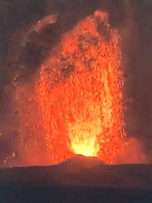 EMPAT GUNUNG API ERUPSI BERSAMAAN