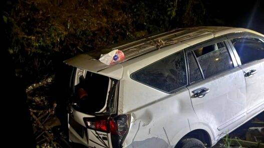 Mobil Rombongan Takziah Terperosok