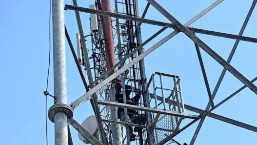 Pemuda Gangguan Mental Naik Tower 75 Meter