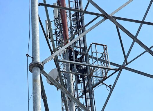 Pemuda Gangguan Mental Naik Tower 75 Meter