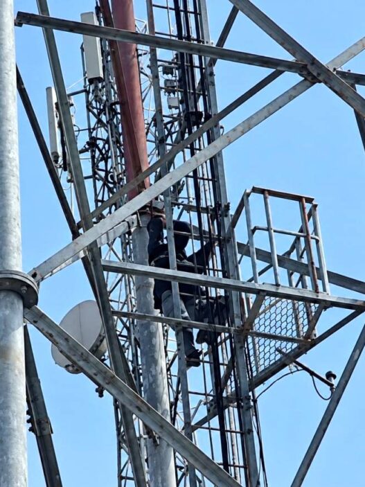 Pemuda Gangguan Mental Naik Tower 75 Meter