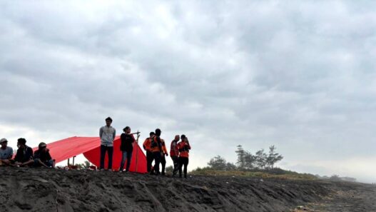 Penjaring Ikan Digulung Ombak Pantai Selatan