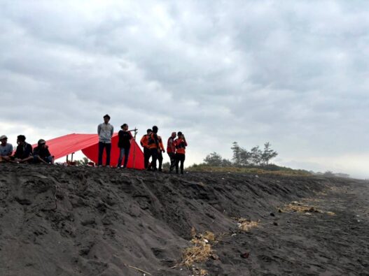 Penjaring Ikan Digulung Ombak Pantai Selatan