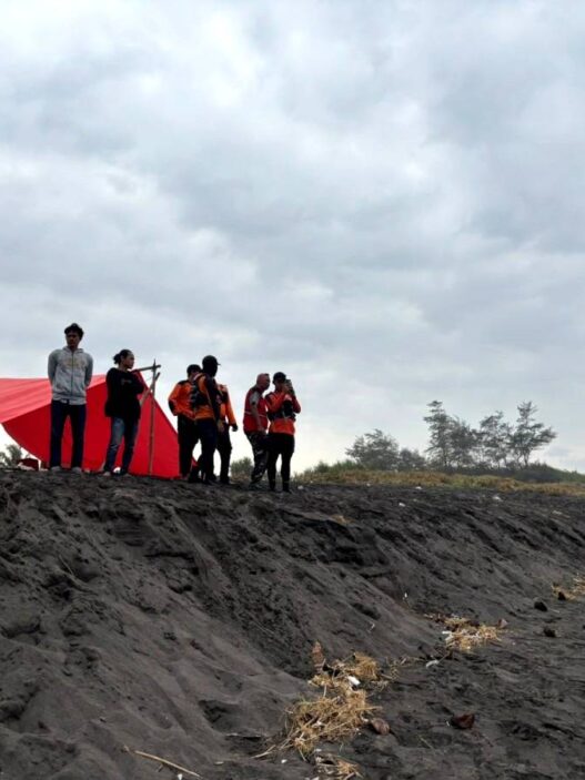 Penjaring Ikan Digulung Ombak Pantai Selatan