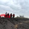Penjaring Ikan Digulung Ombak Pantai Selatan