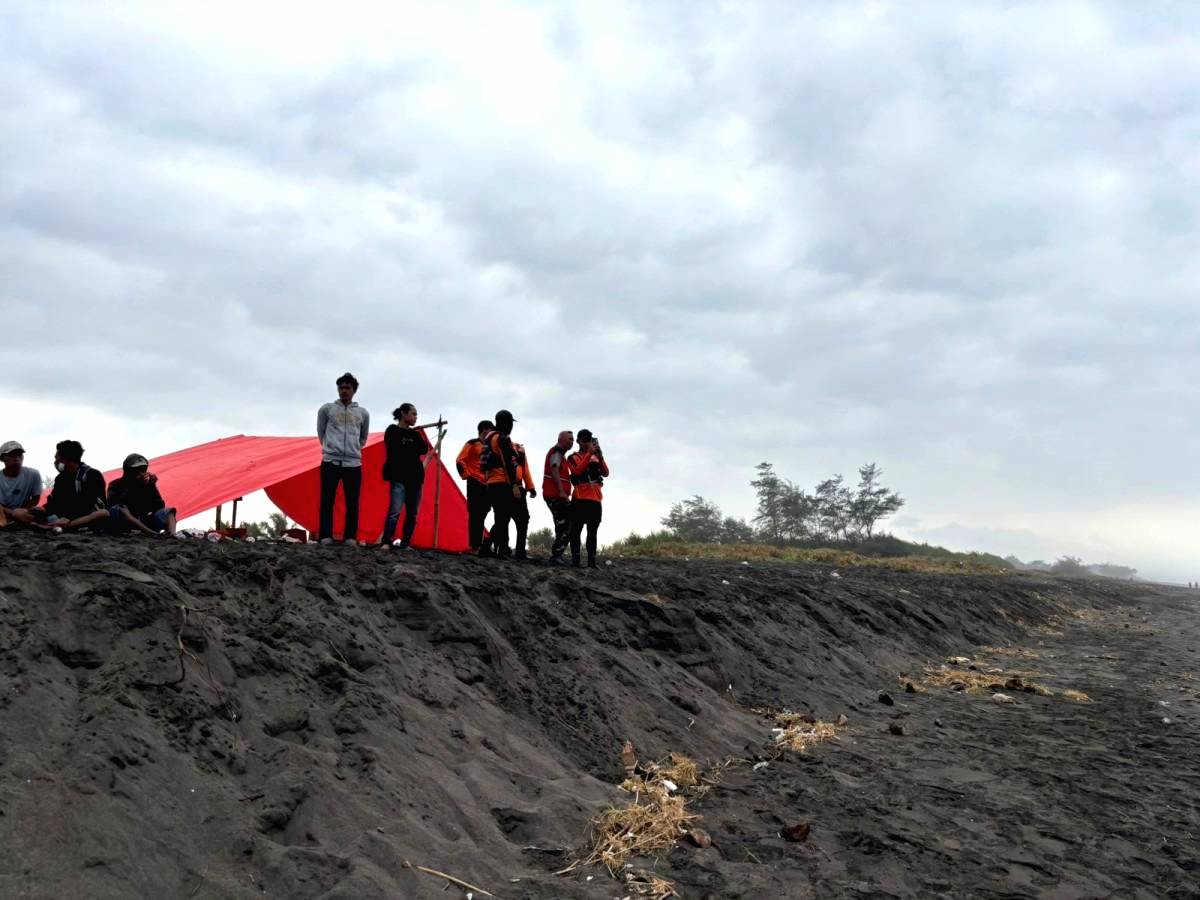 Penjaring Ikan Digulung Ombak Pantai Selatan