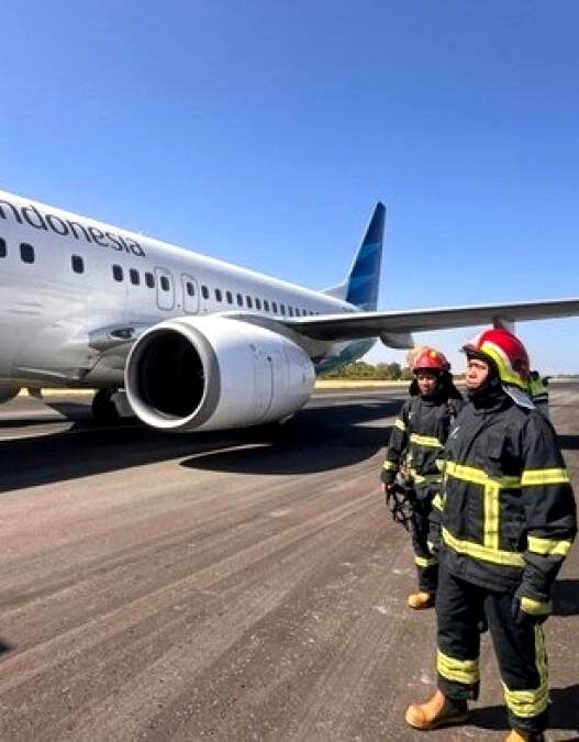 Pesawat Garuda GA604 Alami Pecah Ban