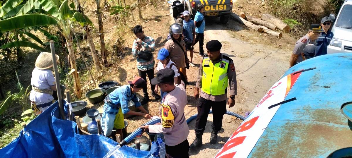 Polres Kebumen Salurkan 13.500 Liter Air Bersih