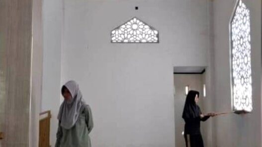 Pramuka SMKN 1 Bersihkan Sejumlah Tempat Ibadah