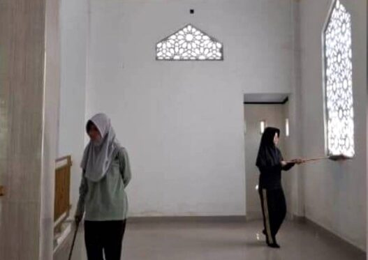 Pramuka SMKN 1 Bersihkan Sejumlah Tempat Ibadah