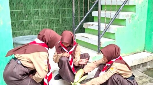 Siswa MTs N 2 Asah Kreativitas dengan Berkebun