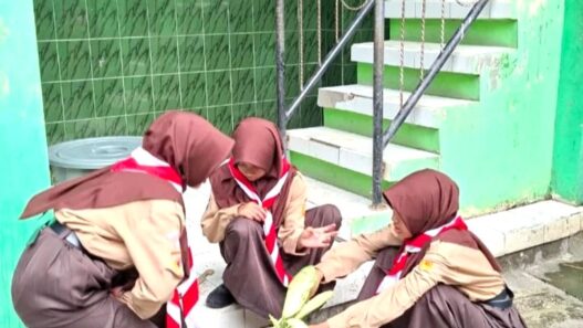 Siswa MTs N 2 Asah Kreativitas dengan Berkebun
