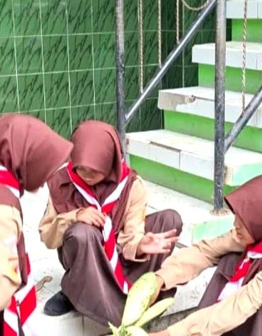 Siswa MTs N 2 Asah Kreativitas dengan Berkebun