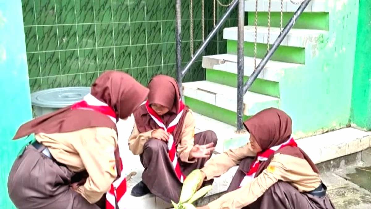 Siswa MTs N 2 Asah Kreativitas dengan Berkebun