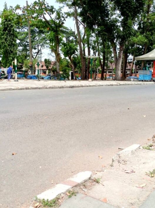 Trotoar GOR Rusak, Belum Ada Perbaikan