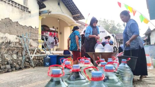 Warga Antre Air Bersih Sejak Subuh