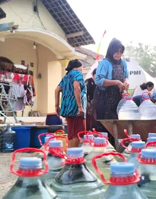 Warga Antre Air Bersih Sejak Subuh