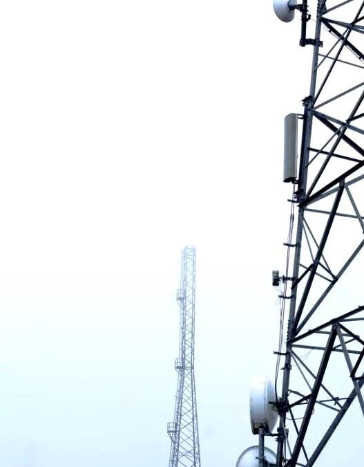 Warga Ikat Teknisi Telekomunikasi di Menara