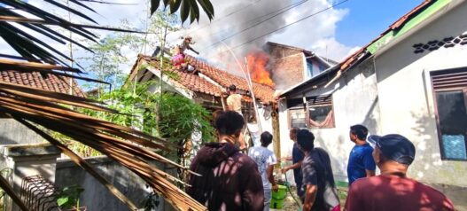 Warga Padamkan Api di Tengah Krisis Air