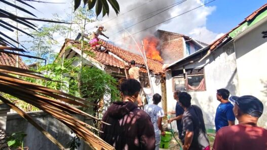 Warga Padamkan Api di Tengah Krisis Air