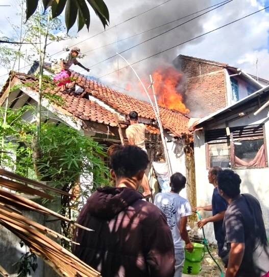 Warga Padamkan Api di Tengah Krisis Air