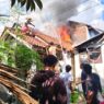Warga Padamkan Api di Tengah Krisis Air