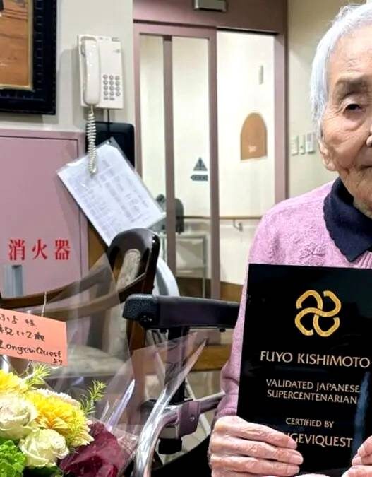 Warga Usia 100 Tahun Tembus 100 Ribu